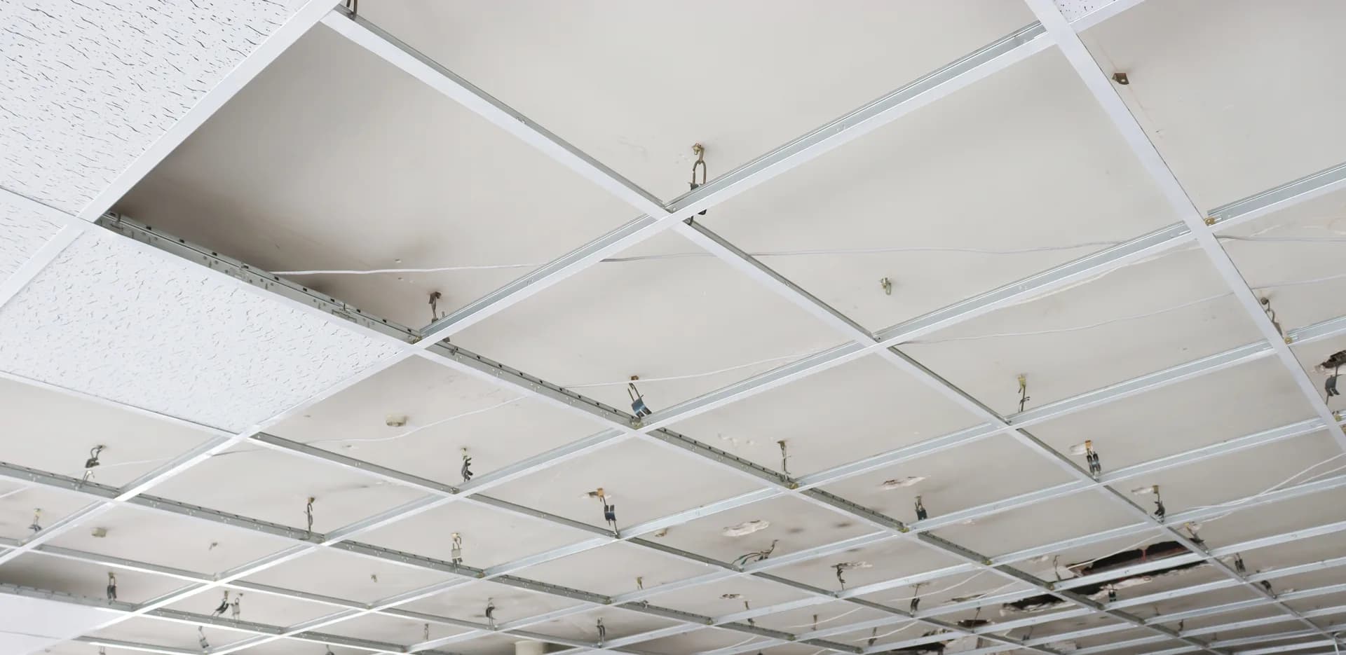 Abgehängte Decke mit Kabel- und Rohrinstallationen – Brandabschottungen schliessen Durchführungen durch Brandabschnitte in der Schweiz