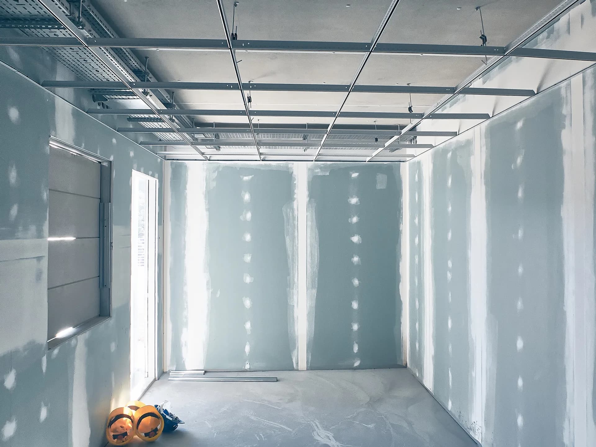 Brandschutzwände im Trockenbau mit Metallständerwerk und Gipsplatten – Erstellung von Brandabschnitten im Innenausbau